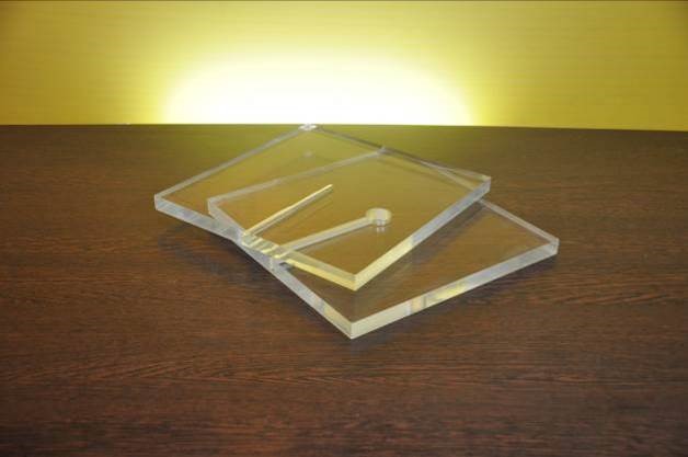 Acrylic slab phantoms with chamber matching plates for accurate therapeutic dosimetry